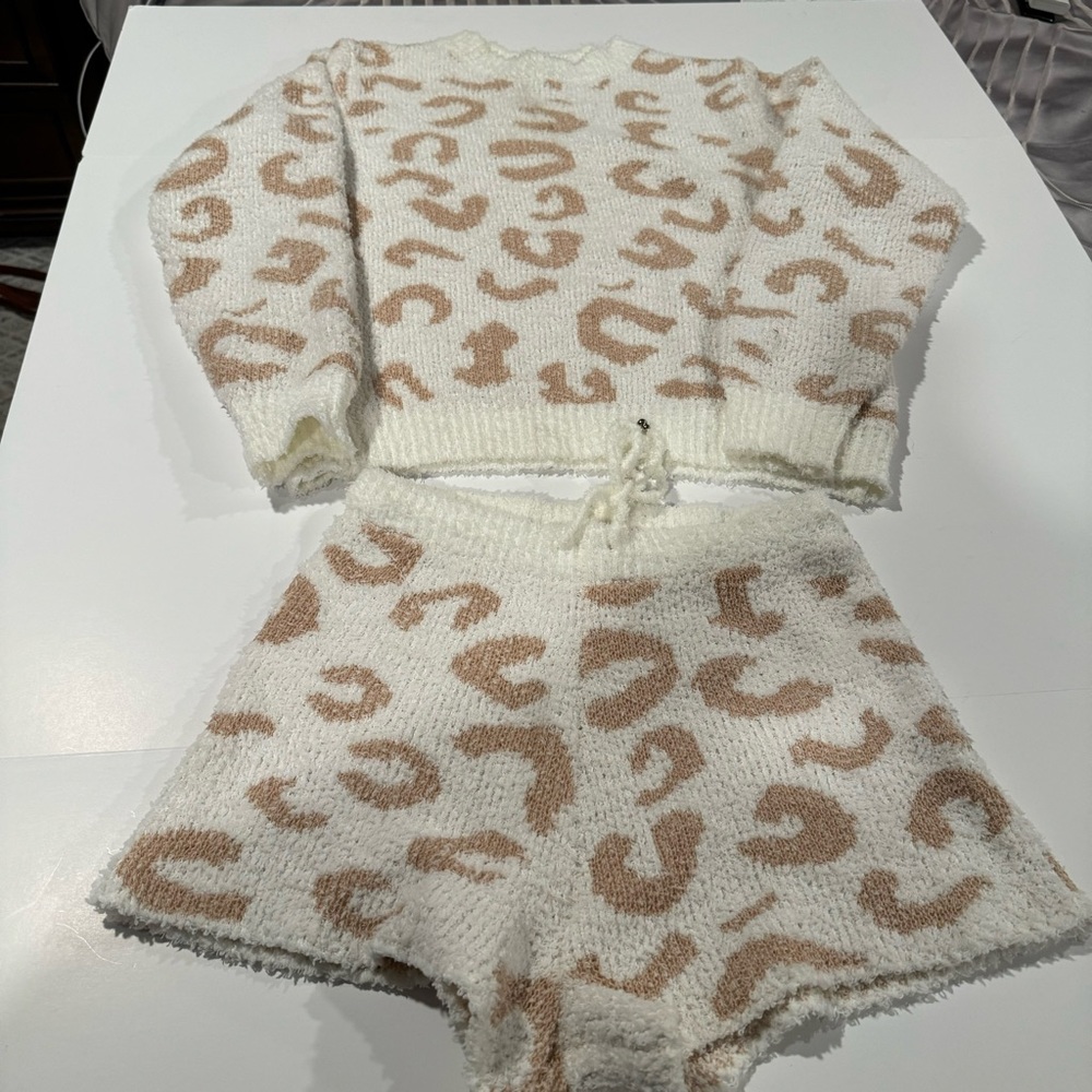 Merokeety  Fuzzy Fleece Leopard Print Pajama Set 2 Piece Top and Shorts  Medium
